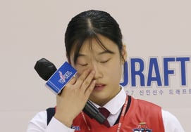 [Photo] Lim Yeon-seo, selected second overall in the first round, finally breaks down in tears