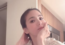 "A truly good person"... Song Hye-kyo, a "real friend" who cherishes her friendship with her 10-year-younger sister and even cares for Ruby [Star Issue]