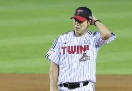 'LG loses power hitter Uta,' injured list expands for second consecutive day; 18-save ace Kim Jin-seong also sidelined with shoulder issue. "Rehabilitation expected to take up to four weeks." [Jamsil on-site]