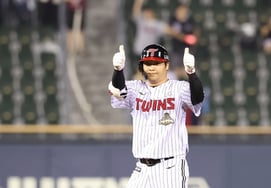 Just one month before the deadline, Moon Bo-kyung finally recorded his first extra-base hit in 21 days. The national team's fourth hitter, who had finally awakened, led LG to a fierce chase for first place, trailing by just 4.5 games.