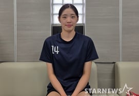 De un estudiante de primaria de 1,70 m que jugaba al fútbol a convertirse en una estrella del voleibol de 1,81 m: Oh Se-in del Central Girls' High School dice: «Seré una jugadora que remata incluso los malos balones» [Entrevista]