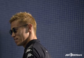 «No es solo un problema de los árbitros de la K League»... El legendario japonés Honda, que agredió a un árbitro de la J League, critica: «El problema se vuelve más grave en las ligas inferiores».