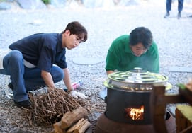 Choi Soo-jong and Lee Chan-won in a scene seen for the first time... Squatting before a traditional stove, 'kindling the fire in a large cauldron' [Korean Table]