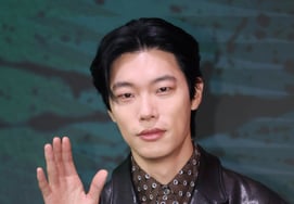 Ryu Jun-yeol, a 'cool hand gesture' [★Photo]