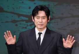 Seol Kyung-gu 'cử chỉ tay lạnh lùng'[★ẢNH]