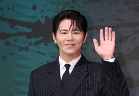 Lee Gyu-hyung's "Fresh Handshake" [★Photo]