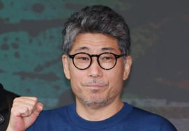 摆出姿势的“鼹鼠”金洪善导演 [★照片]