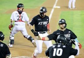 KT refuses to yield the top spot! '7th and 8th consecutive big innings + Ko Young-pyo's 10th win' KT crushes LG 16-4 → retains first place [Jamsil On-site Review]