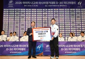 Chủ tịch Yoon Hong-geun của Tập đoàn BBQ trao '100 triệu won tiền khích lệ' cho đoàn vận động viên Asiad 2026