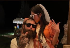 Tras el fin de su compromiso con una pareja de ascendencia coreana, Post Malone encuentra nuevo amor y recibe un anillo de diamantes. [Noticias sobre estrellas mundiales]