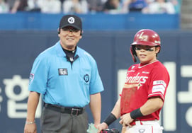 [Photo] Jung Jun-jae's 'Lucky Left-Field Double'
