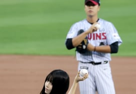 [Photo] 'Challenge for Sweep Victory' Kibitz's Kim Yu-na and Eom Ji-won