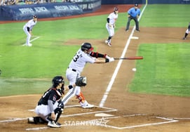 [Foto] «Ay... un corredor en tercera, ¡y un swing fallido!» Austin