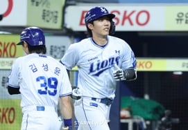 [Foto] Lee Jae-hyun, con un golpe de bate en su mejor momento