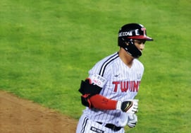 [Foto] 'Home run solitario en el final de la cuarta entrada' Oh Ji-hwan