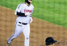 [Foto] Moon Bo-kyung, quien conectó un jonrón de dos carreras en la parte baja del cuarto inning para dar vuelta el marcador