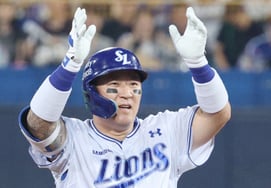 [Photo] Choi Hyung-woo celebrates with a double, home run, and double