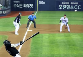 [Photo] I felt it the moment it happened: 'Two-run double with bases loaded in the bottom of the 7th inning' — pinch hitter Kim Min-hyeok