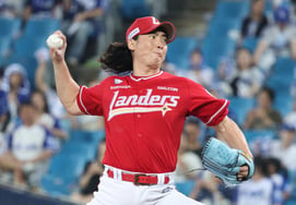 [Photo] Moon Seung-won, competing with fast pitches