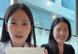 『キム·ジュノ♥』キム·ジミン、息子が妊娠中..ブーケを受け取ったハン・ユンソの結婚祝福「1番のゲスト」