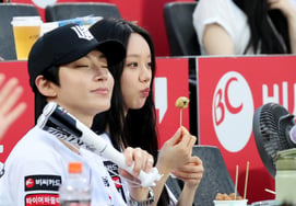 "'Hai người đang hẹn hò à?' Phản ứng đó, tôi rất vui"..Hwang In-yeop, bị mê hoặc bởi 'ái' của Hye-ri, từ một quân nhân→'Chàng trai yêu lần đầu' nổi bật [★PHỎNG VẤN ĐẦY ĐỦ]