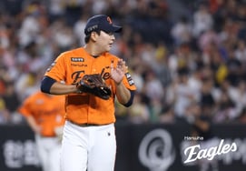 'It was essentially a lost game...' The 20-year-old left-handed pitcher from Hanwha, who endured a disaster of seven earned runs in just one-third of an inning as the starting pitcher, threw 84 pitches to engineer a miraculous 15-11 comeback.