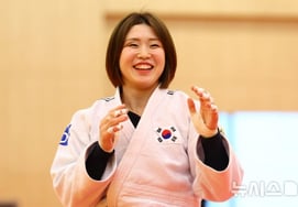 Descendiente de un activista por la independencia que renunció a su nacionalidad japonesa, planta la "bandera de Taeguk" en el lugar más alto del podio japonés.