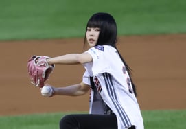 [Photo] Everyone was surprised by NMIXX's Gyu-jin's ceremonial first pitch