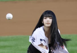[Ảnh] NMIXX Gyu-jin 'ném quả bóng mộng ảo'