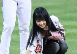 [Photo] Gyu-jin tidies up after her first-ever ceremonial pitch