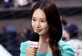 [Ảnh] Nữ MC Kim Hee-yeon, nụ cười báo hiệu mùa thu