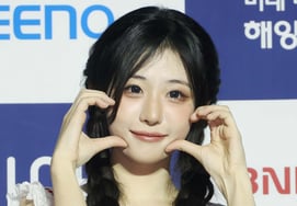 QWER Hina 'Doll-like Beauty' [★Photo]