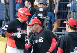 [Photo] Bang-beom hits one! 'Lightning solo home run in the top of the 6th inning' Na Sung-beom
