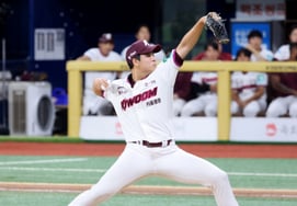 [Photo] 'Dynamic pitching form!' Kiwoom's Park Ji-sung appears in the bottom of the 7th inning
