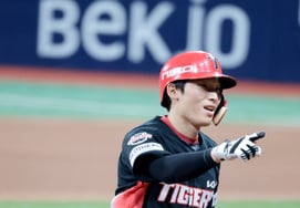 起亚队第9棒球员金浩宁在21日于高尺天空巨蛋举行的2026KBO联赛Kiwoom英雄对阵起亚虎的比赛中，于7局上半两人出局、满垒的情况下，面对Kiwoom队的朴智星击出一支飞向左外野的满贯本垒打，跑回本垒后向休息区做出得意的动作并面带微笑。