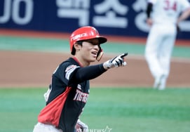 [Ảnh]'Grand slam của cầu thủ số 9~' Ngay cả Kim Ho-ryung ít khi cười cũng tỏ ra mỉm cười