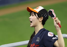 [Photo] Lee Ha-eun completes her pure charm with a single cap