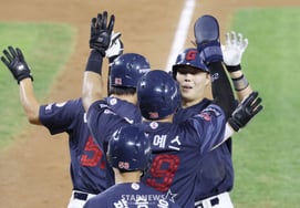 [Foto] Go Seung-min con jonrón con bases llenas, ¡Lotte gana cinco seguidas!