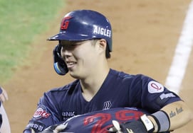 [Foto] Go Seung-min con jonrón de bases llenas, abraza a Rayeyes tras cuatro hits