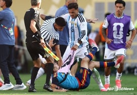 [公式] 'なんと10試合出場停止' ワールドカップ決勝での殴り合いの醜態 'FIFAの重い処分が確定'