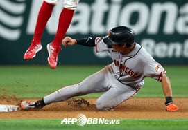'Oops,' Lee Jung-hoo's stellar 1st-inning defense! But an unexpected judgment error in the 6th inning... Still, '5G' consecutive on-base streak succeeds