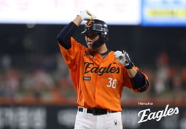 "No parecía que íbamos a perder desde el séptimo inning": El receptor de 20 años de Hanwha, Kim Kyung-moon, con tres hits y la jugada táctica perfecta.