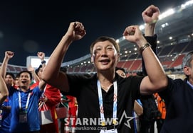 'First-ever' aiming for back-to-back titles, 'Vietnamese Hero' Coach Kim Sang-sik: "It will be difficult... but I am confident"