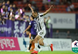 'Five goals in the first half alone—indeed, a 7-0 victory': Seoul takes sole lead with 'historic landslide' against Anyang... A new chapter in K League history [Anyang On-Site Review]