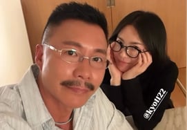 No makeup and horn-rimmed glasses... Song Hye-kyo shares a tender weekend with a male friend [Star Issue]