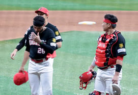 Even leading 8-0 and 9-0, they couldn't hold on, and now the score has been overturned to 7-2 in the bottom of the 9th! You have to watch Korean baseball until the very end to understand what's happening.