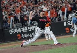 'Another 8-0' This time, they didn't collapse! LG washes away the nightmare of a 9-0 comeback loss by crushing Hanwha 12-3... Surpassing KIA to reclaim third place [Daejeon On-site Review]