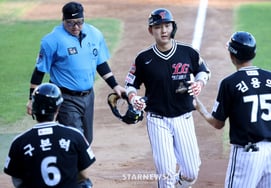 '9:0→11:15' Shocking Comeback Defeat, But Lee Ju-heon Starts Game 2 in a Row! 'Matches Hands and Feet with the 112th-Win MLB Pitcher [Daejeon On-Site]