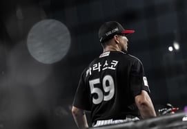 'Con un 8-0 de ventaja, concedieron tres carreras más → bases llenas → victoria por QS en el último inning' El trauma de la derrota por 9-0 tras liderar fue superado por el veterano de 39 años: "Gracias a los aficionados que nos animaron sin descanso hasta el noveno inning, logramos la victoria" [En Daejeon]