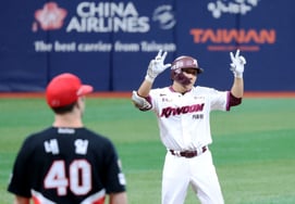 [Photo] 'Choo Jae-hyun signals a double against the opposing team'